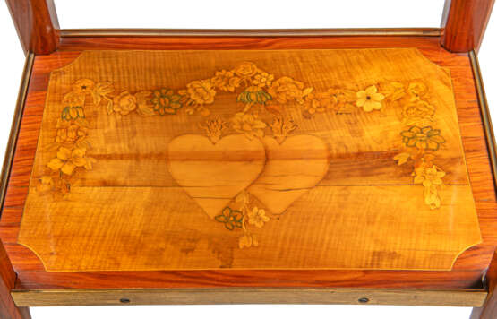 A LOUIS XVI ORMOLU-MOUNTED TULIPWOOD AND FRUITWOOD MARQUETRY WORK TABLE A OUVRAGE - Foto 9