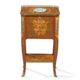 A LOUIS XVI ORMOLU-MOUNTED TULIPWOOD AND FRUITWOOD MARQUETRY WORK TABLE A OUVRAGE - Foto 11