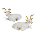 A PAIR OF CLOISONNE ENAMEL MODELS OF DEER - Foto 1