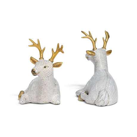 A PAIR OF CLOISONNE ENAMEL MODELS OF DEER - Foto 2