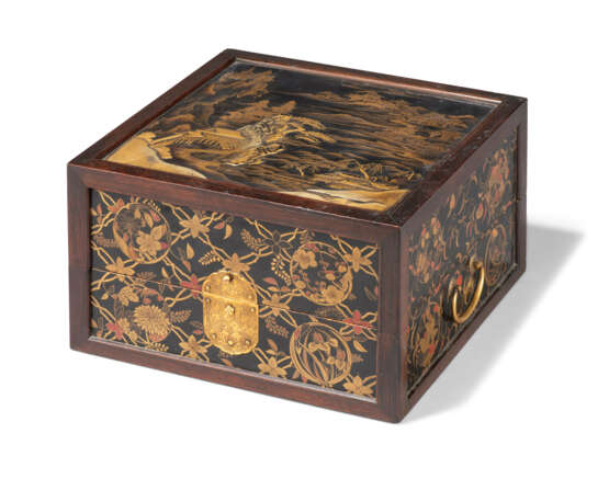 A JAPANESE BLACK AND GOLD LACQUER BOX - photo 1