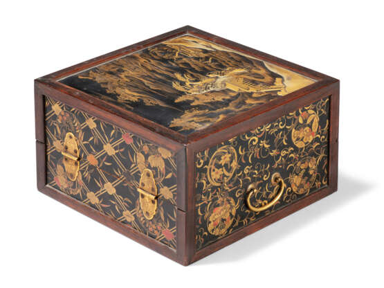 A JAPANESE BLACK AND GOLD LACQUER BOX - photo 2