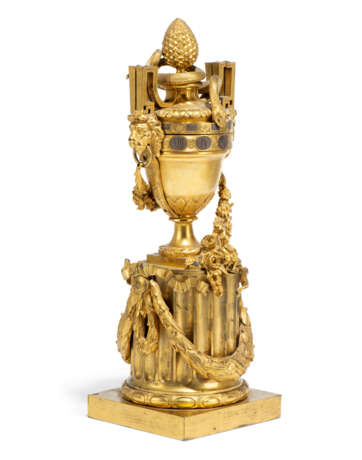 A LATE LOUIS XV ORMOLU PENDULE A CERCLES TOURNANTS - фото 2