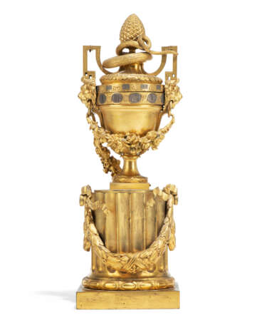 A LATE LOUIS XV ORMOLU PENDULE A CERCLES TOURNANTS - фото 3