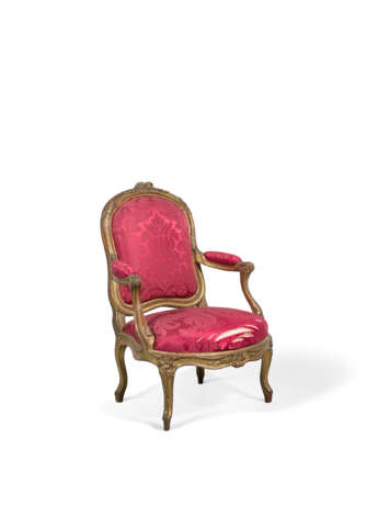 A LOUIS XV GILTWOOD FAUTEUIL - фото 2