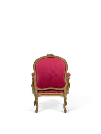 A LOUIS XV GILTWOOD FAUTEUIL - фото 3