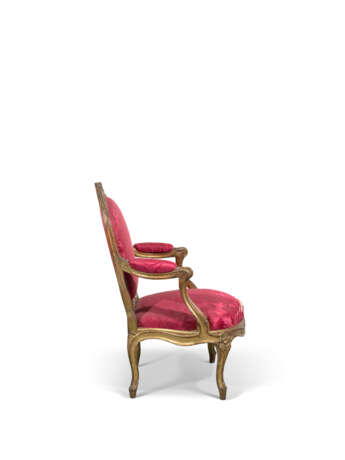 A LOUIS XV GILTWOOD FAUTEUIL - фото 4