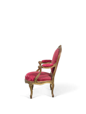 A LOUIS XV GILTWOOD FAUTEUIL - фото 5