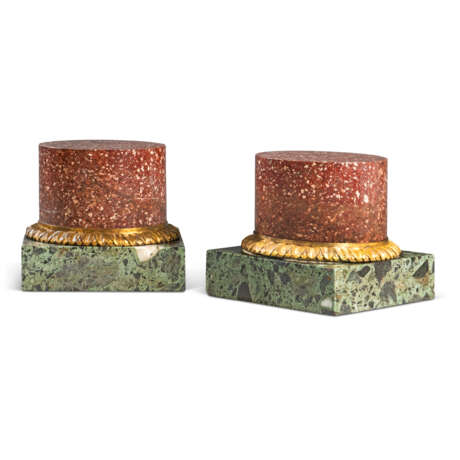 A PAIR OF NEOCLASSICAL ORMOLU-MOUNTED RED GRANITE AND VERDE ANTICO MARBLE PEDESTALS - Foto 1