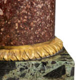 A PAIR OF NEOCLASSICAL ORMOLU-MOUNTED RED GRANITE AND VERDE ANTICO MARBLE PEDESTALS - Foto 2