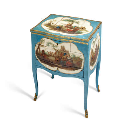 A LOUIS XV ORMOLU-MOUNTED VERNIS MARTIN AND BLUE-PAINTED TABLE DE COIFFEUSE - фото 2