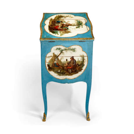 A LOUIS XV ORMOLU-MOUNTED VERNIS MARTIN AND BLUE-PAINTED TABLE DE COIFFEUSE - photo 3