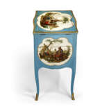 A LOUIS XV ORMOLU-MOUNTED VERNIS MARTIN AND BLUE-PAINTED TABLE DE COIFFEUSE - фото 3