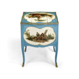 A LOUIS XV ORMOLU-MOUNTED VERNIS MARTIN AND BLUE-PAINTED TABLE DE COIFFEUSE - фото 4