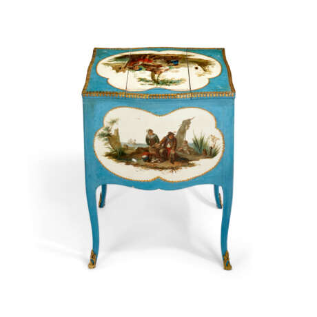 A LOUIS XV ORMOLU-MOUNTED VERNIS MARTIN AND BLUE-PAINTED TABLE DE COIFFEUSE - фото 4