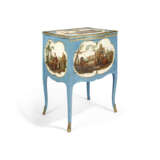 A LOUIS XV ORMOLU-MOUNTED VERNIS MARTIN AND BLUE-PAINTED TABLE DE COIFFEUSE - Foto 6