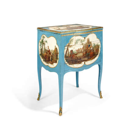 A LOUIS XV ORMOLU-MOUNTED VERNIS MARTIN AND BLUE-PAINTED TABLE DE COIFFEUSE - photo 6