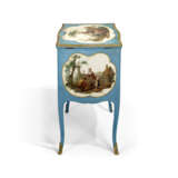 A LOUIS XV ORMOLU-MOUNTED VERNIS MARTIN AND BLUE-PAINTED TABLE DE COIFFEUSE - photo 8