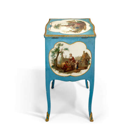 A LOUIS XV ORMOLU-MOUNTED VERNIS MARTIN AND BLUE-PAINTED TABLE DE COIFFEUSE - Foto 8