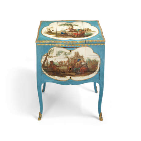 A LOUIS XV ORMOLU-MOUNTED VERNIS MARTIN AND BLUE-PAINTED TABLE DE COIFFEUSE - photo 9