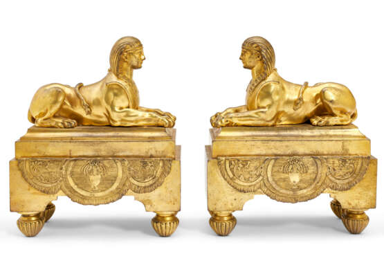 A PAIR OF EMPIRE ORMOLU CHENETS - Foto 1