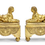 A PAIR OF EMPIRE ORMOLU CHENETS - Foto 1