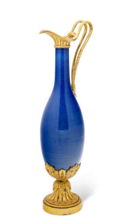 A FRENCH ORMOLU-MOUNTED CHINESE PORCELAIN VASE - фото 1