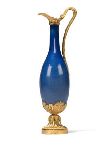 A FRENCH ORMOLU-MOUNTED CHINESE PORCELAIN VASE - фото 2