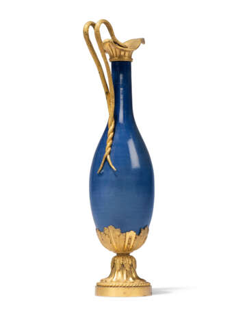 A FRENCH ORMOLU-MOUNTED CHINESE PORCELAIN VASE - Foto 3