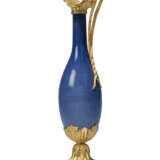 A FRENCH ORMOLU-MOUNTED CHINESE PORCELAIN VASE - Foto 4