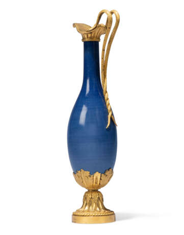 A FRENCH ORMOLU-MOUNTED CHINESE PORCELAIN VASE - фото 4