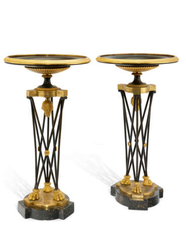 A PAIR OF DIRECTOIRE ORMOLU AND PATINATED-BRONZE TAZZE - фото 1