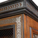 A LOUIS XIV PEWTER-INLAID, FRUITWOOD, MACASSAR EBONY, WALNUT, EBONISED AND MARQUETRY BIBLIOTHEQUE - Foto 6