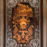 A LOUIS XIV PEWTER-INLAID, FRUITWOOD, MACASSAR EBONY, WALNUT, EBONISED AND MARQUETRY BIBLIOTHEQUE - Foto 7