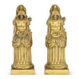 A PAIR OF LOUIS XVI ORMOLU CHENETS `AUX TROPHEES` - Foto 2