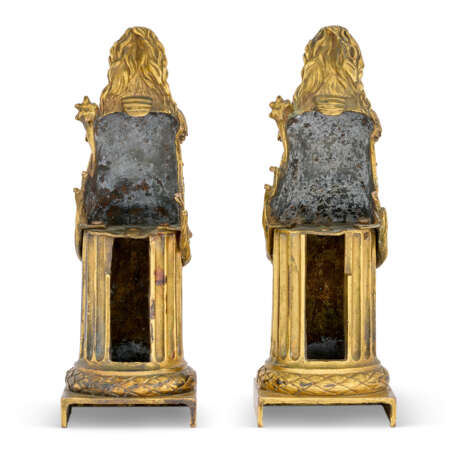 A PAIR OF LOUIS XVI ORMOLU CHENETS `AUX TROPHEES` - фото 4