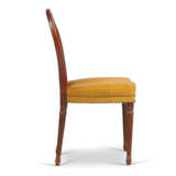 A HARLEQUIN SET OF SIX LOUIS XVI MAHOGANY DINING-CHAIRS - Foto 2