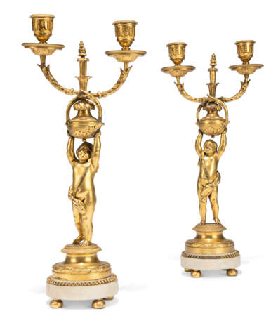 A PAIR OF RESTAURATION ORMOLU AND WHITE MARBLE TWIN-BRANCH CANDELABRA - фото 2