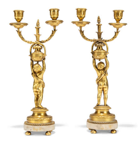 A PAIR OF RESTAURATION ORMOLU AND WHITE MARBLE TWIN-BRANCH CANDELABRA - фото 3