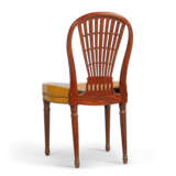 A HARLEQUIN SET OF SIX LOUIS XVI MAHOGANY DINING-CHAIRS - Foto 4