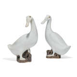 A PAIR OF CHINESE EXPORT WHITE-GLAZED MODELS OF DUCKS - photo 4