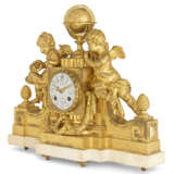 A LATE LOUIS XV ORMOLU MANTEL CLOCK - Foto 2