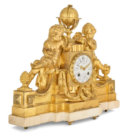 A LATE LOUIS XV ORMOLU MANTEL CLOCK - фото 3