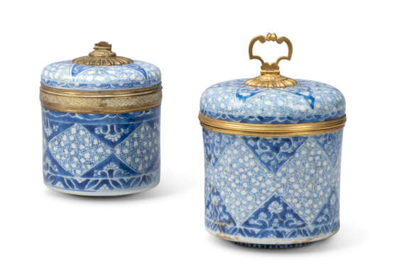 TWO REGENCE-STYLE ORMOLU-MOUNTED CHINESE BLUE AND WHITE PORCELAIN JARS AND COVERS - Foto 1