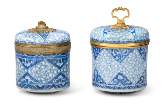 TWO REGENCE-STYLE ORMOLU-MOUNTED CHINESE BLUE AND WHITE PORCELAIN JARS AND COVERS - photo 2