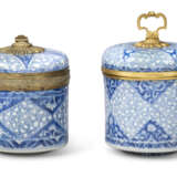 TWO REGENCE-STYLE ORMOLU-MOUNTED CHINESE BLUE AND WHITE PORCELAIN JARS AND COVERS - photo 2