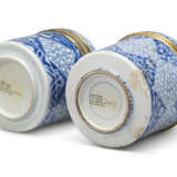 TWO REGENCE-STYLE ORMOLU-MOUNTED CHINESE BLUE AND WHITE PORCELAIN JARS AND COVERS - Foto 3