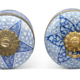 TWO REGENCE-STYLE ORMOLU-MOUNTED CHINESE BLUE AND WHITE PORCELAIN JARS AND COVERS - Foto 4