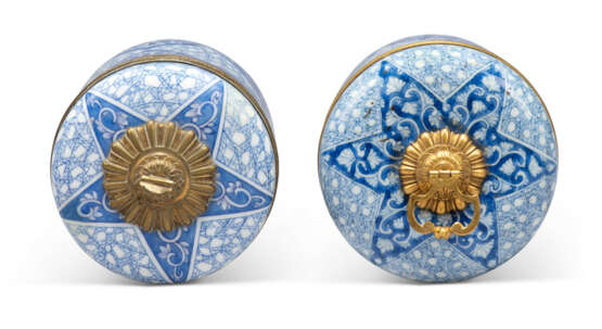 TWO REGENCE-STYLE ORMOLU-MOUNTED CHINESE BLUE AND WHITE PORCELAIN JARS AND COVERS - photo 4