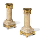 A PAIR OF LOUIS XVI ORMOLU-MOUNTED ALABASTER CANDLESTICKS - Foto 1